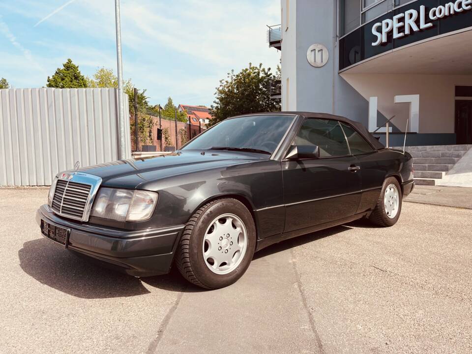 Image 10/14 de Mercedes-Benz 300 CE-24 (1993)