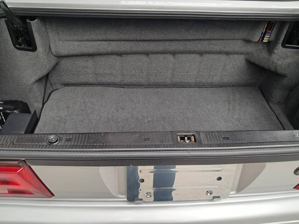 Image 40/50 of Mercedes-Benz SL 320 (1998)