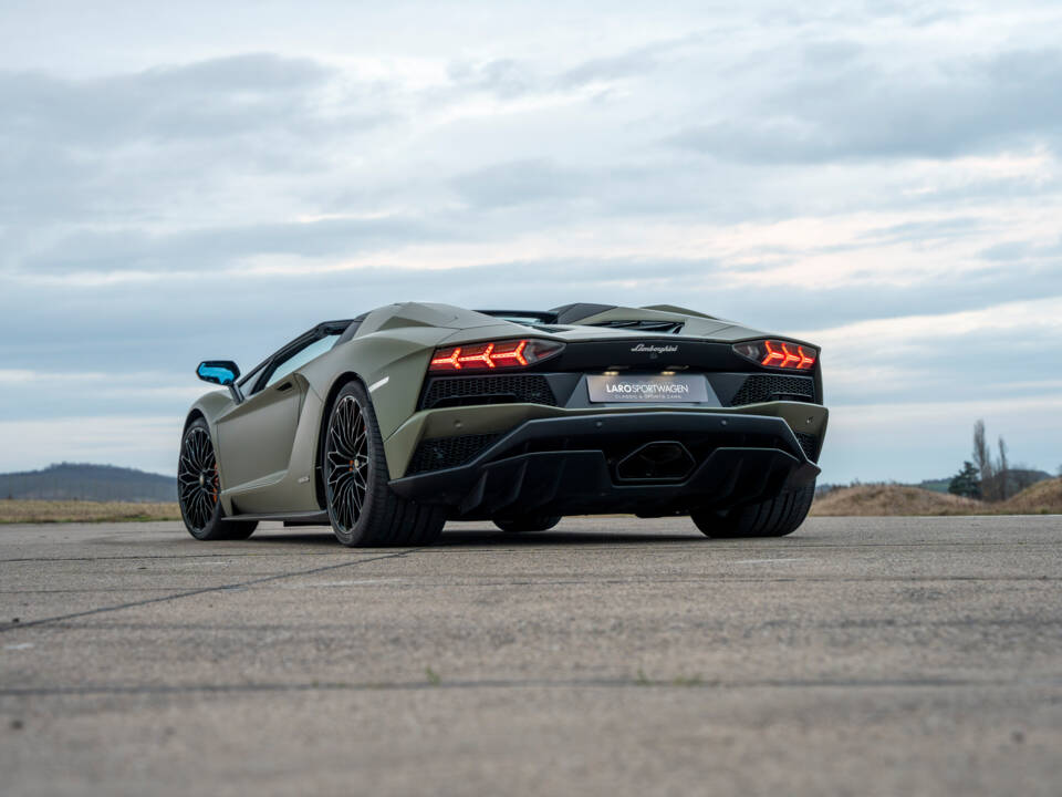 Image 42/44 of Lamborghini Aventador S (2020)