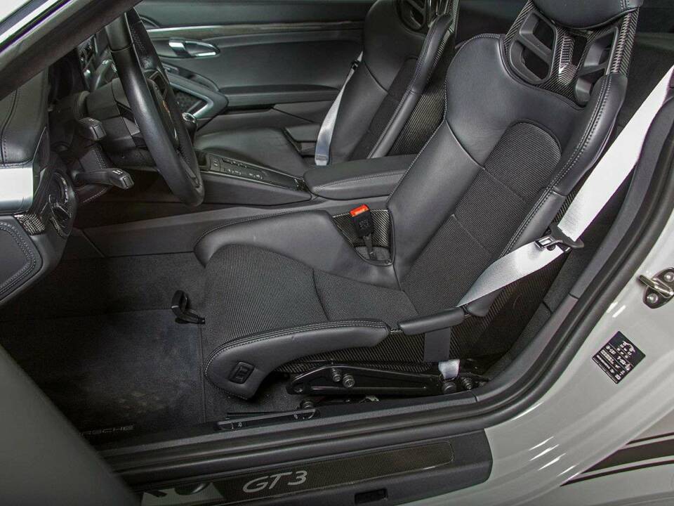 Image 18/25 de Porsche 911 GT3 Touring (2018)