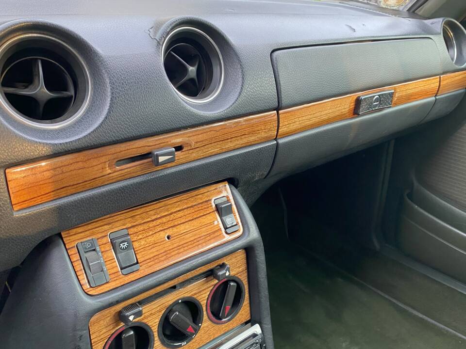 Image 29/66 of Mercedes-Benz 230 CE (1981)