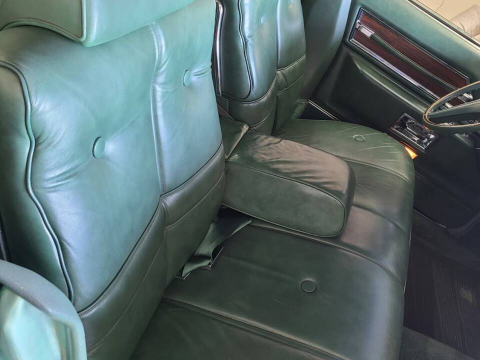 Image 17/18 of Cadillac Sedan DeVille (1971)