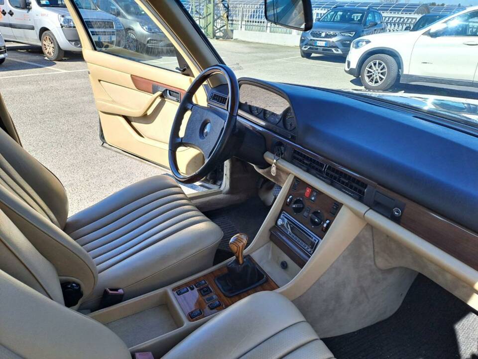 Image 49/50 of Mercedes-Benz 300 SE (1990)