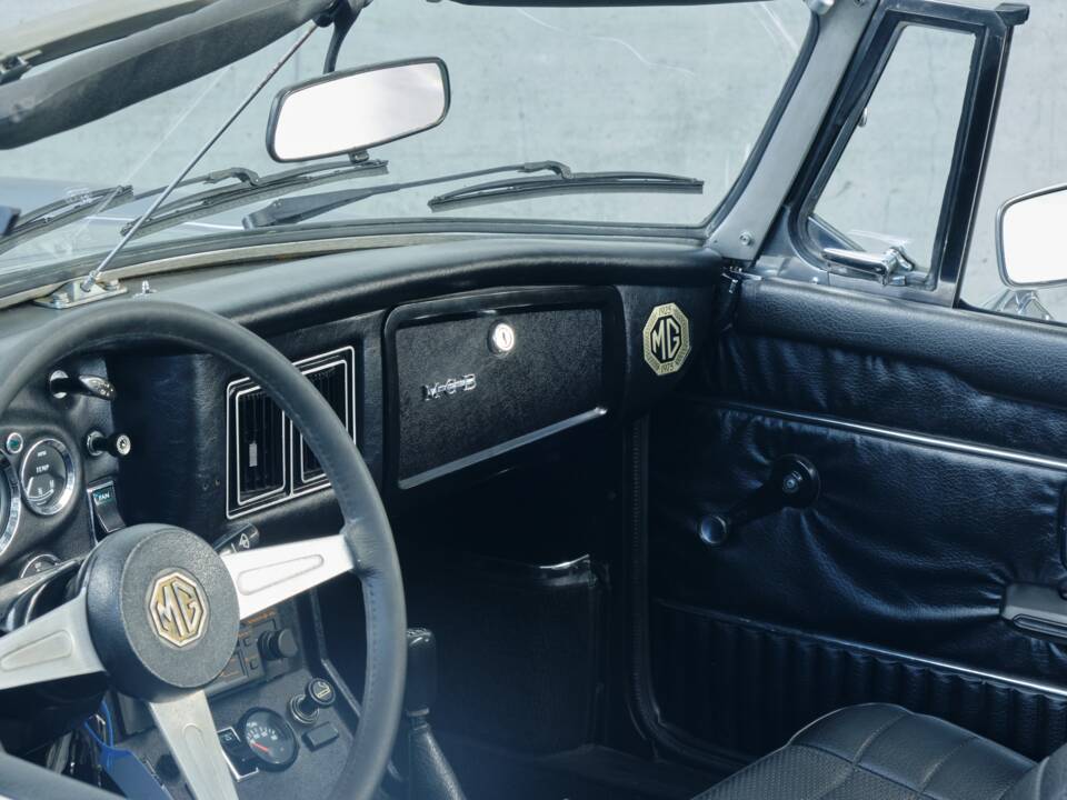 Image 28/50 of MG MGB (1976)