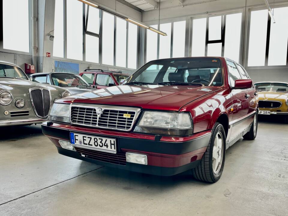 Image 28/47 of Lancia Thema 8.32 (1989)