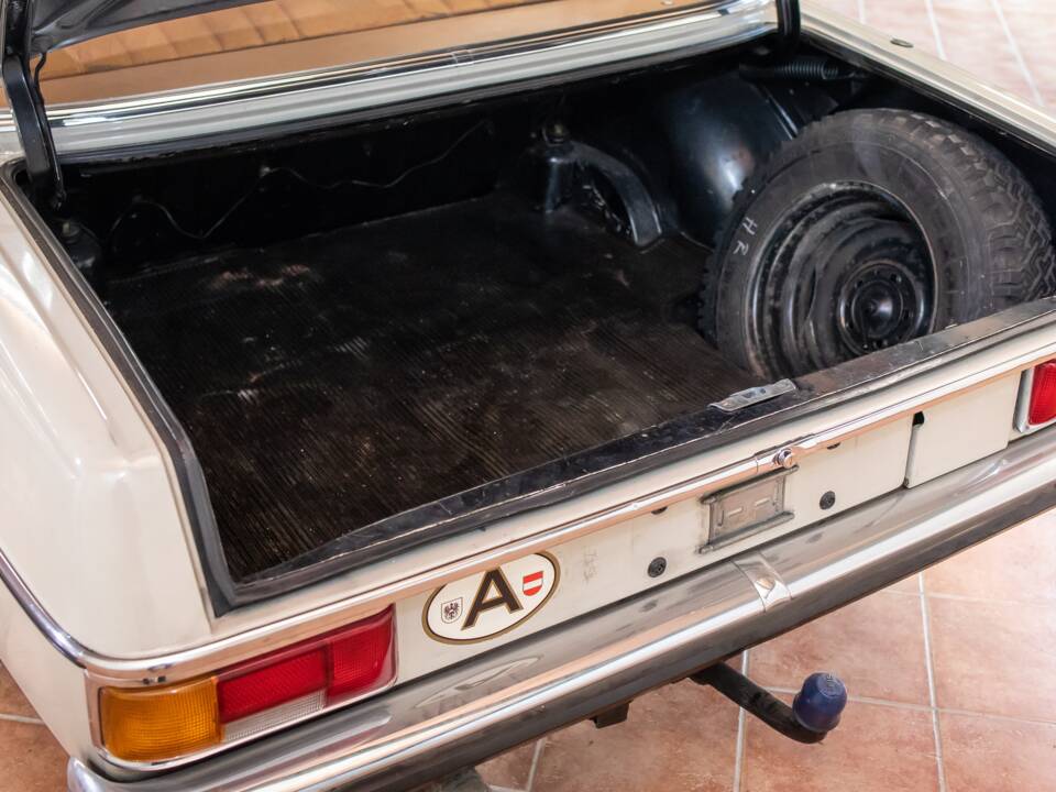 Afbeelding 6/19 van Mercedes-Benz 200 D (1968)