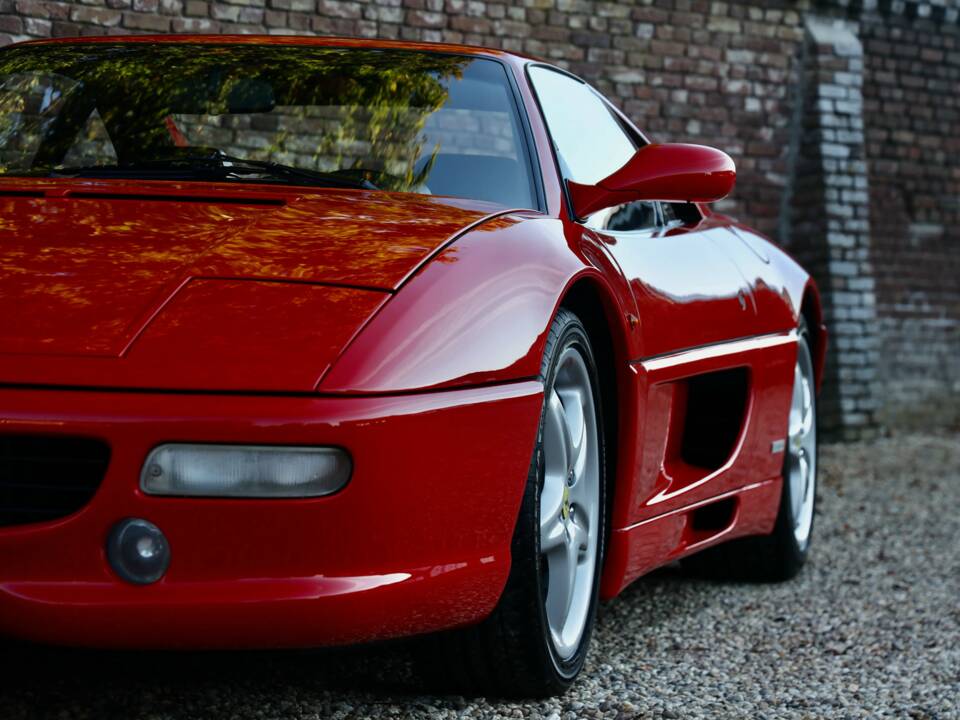 Image 22/50 de Ferrari F 355 Berlinetta (1996)