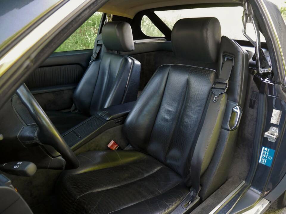 Image 14/39 de Mercedes-Benz 280 SL (1900)