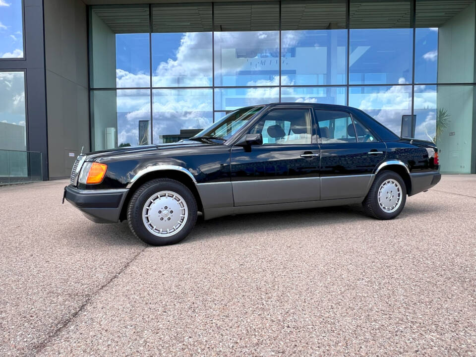 Immagine 33/36 di Mercedes-Benz 300 E 4-Matic (1989)