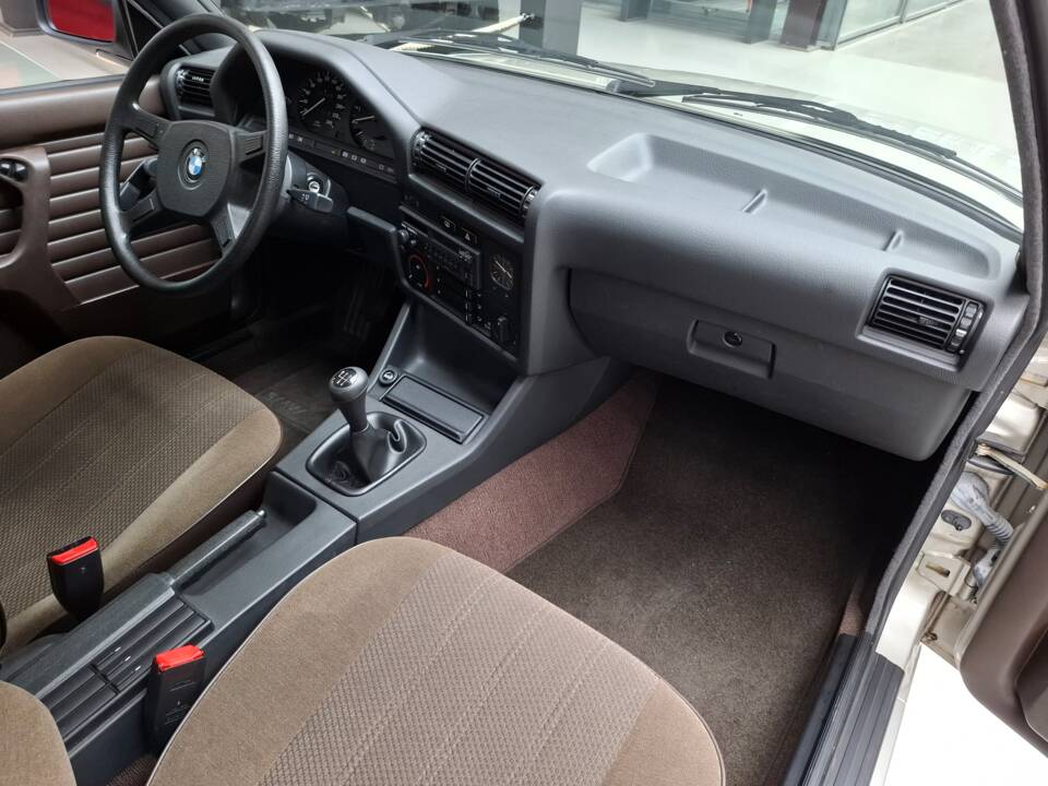 Bild 14/24 von BMW 318i (1989)