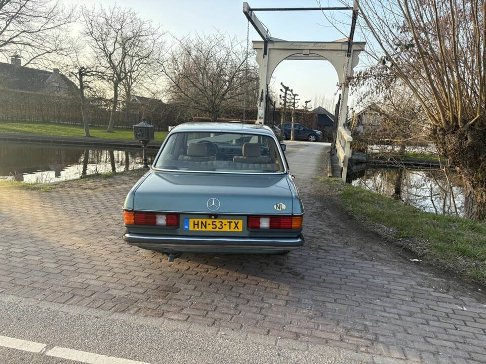 Image 5/8 of Mercedes-Benz 200 (1982)