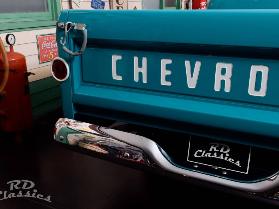 Image 45/50 of Chevrolet Apache Panel (1958)