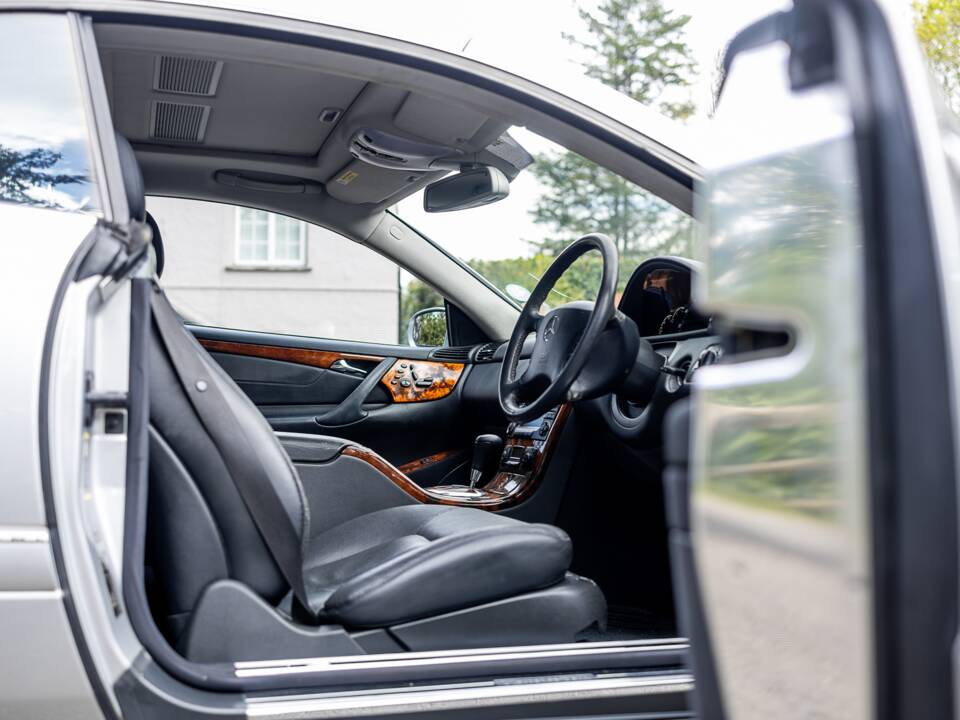 Image 13/36 of Mercedes-Benz CL 500 (2004)