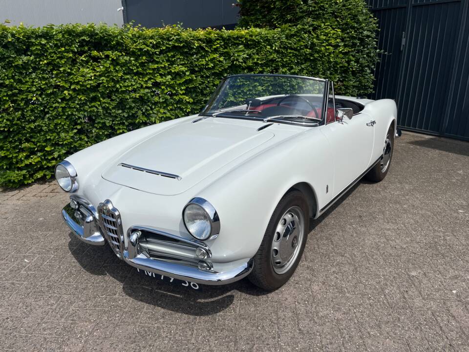 Image 2/28 of Alfa Romeo Giulia 1600 Spider (1962)