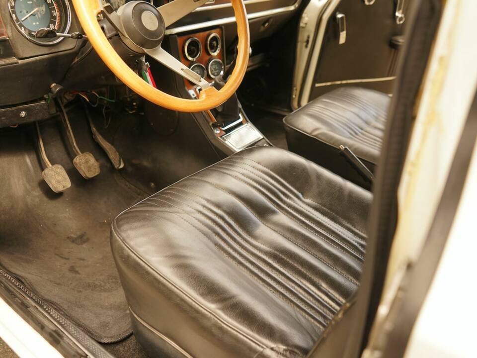 Image 86/100 of Alfa Romeo Giulia Nuova Super 1300 (1977)