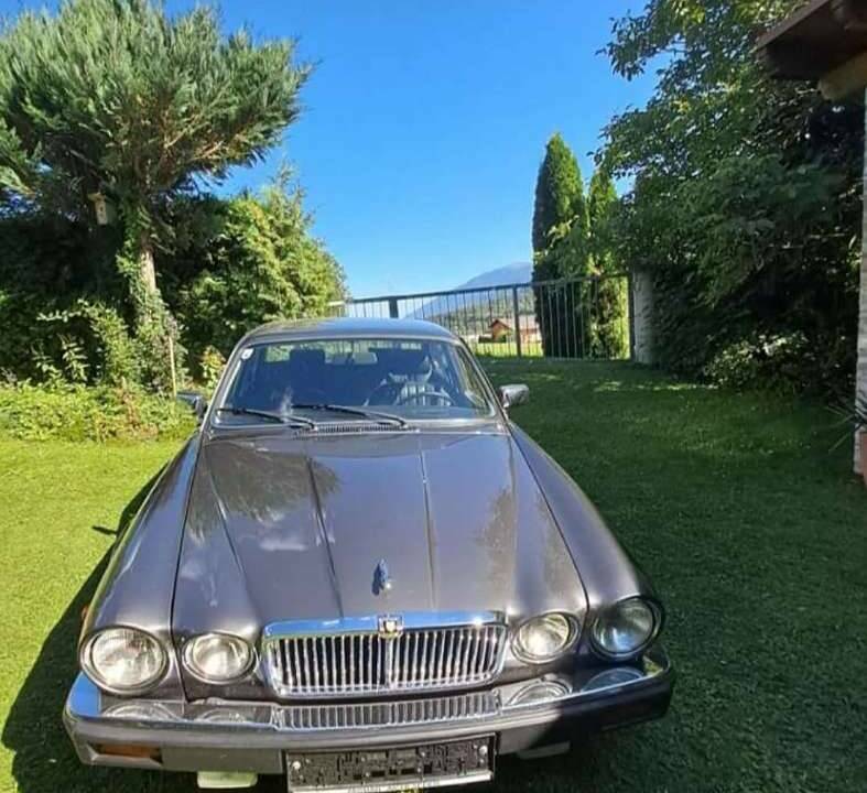 Image 2/4 de Jaguar XJ 12 (1988)