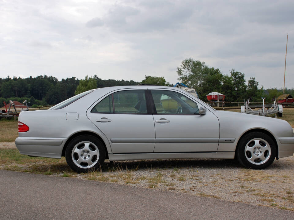 Imagen 8/34 de Mercedes-Benz E 240 (1999)