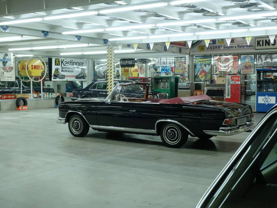 Image 10/50 of Mercedes-Benz 220 SE b (1963)