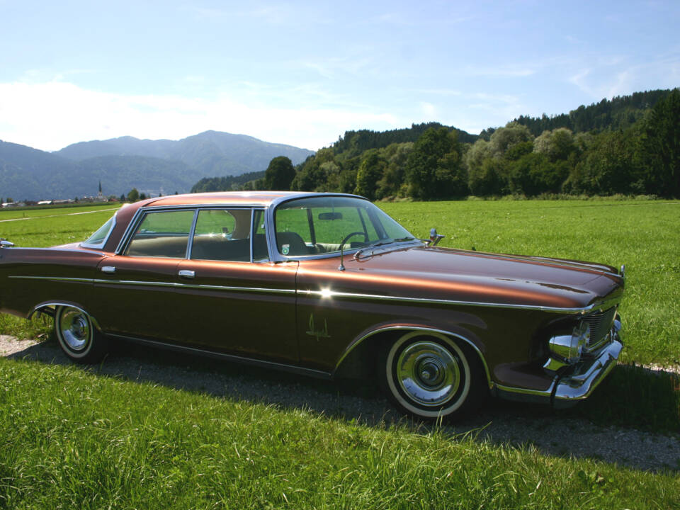 Image 2/20 of Imperial Crown Sedan (1962)