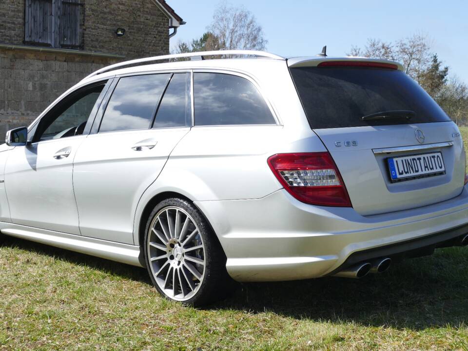Imagen 6/18 de Mercedes-Benz C 63 AMG T (2010)