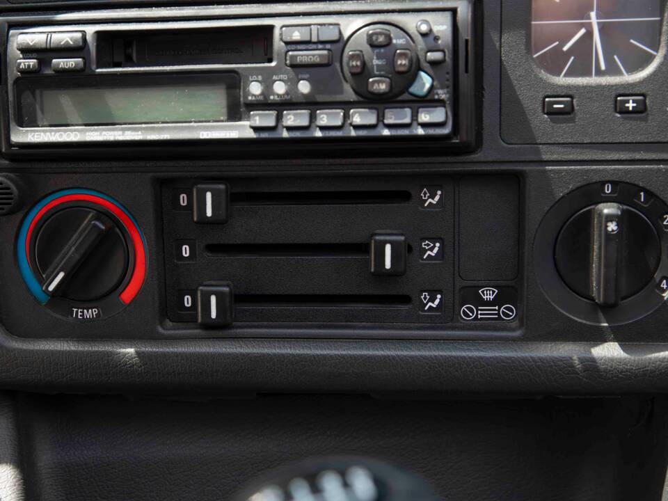 Image 57/70 of BMW 320i (1990)