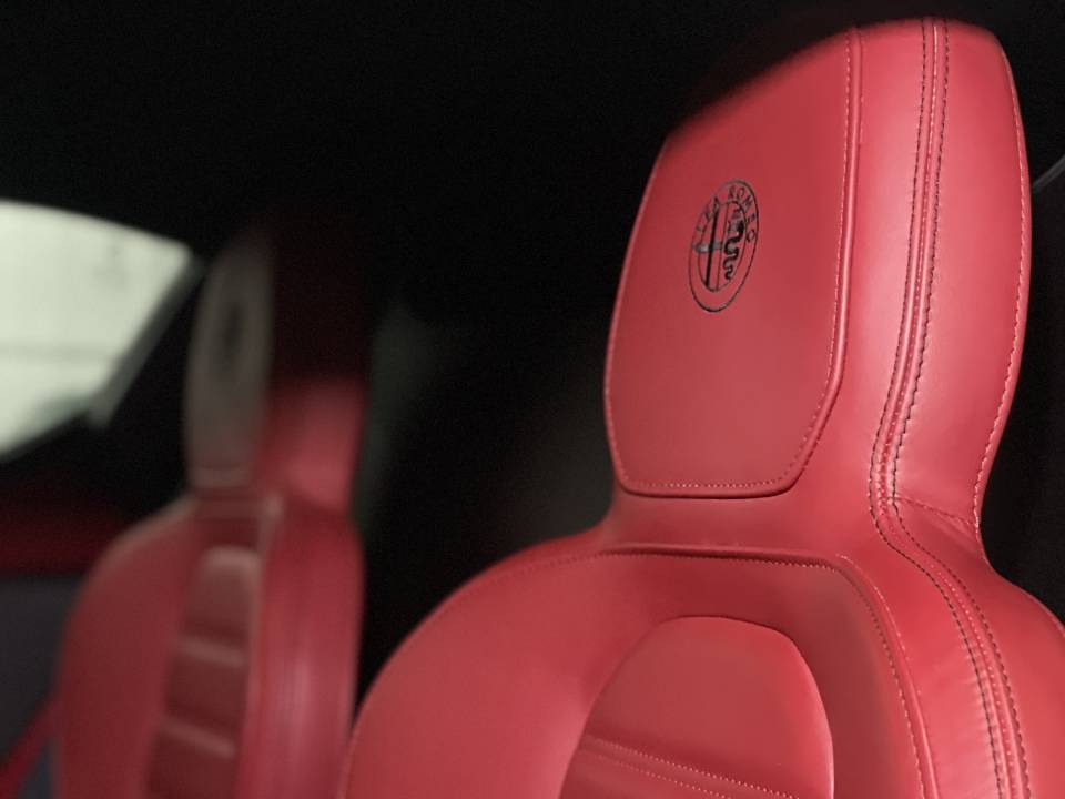 Image 36/50 of Alfa Romeo 4C (2015)