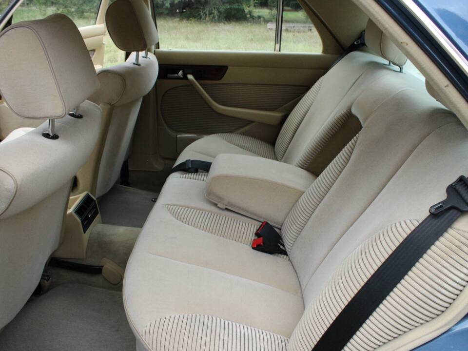 Image 28/70 of Mercedes-Benz 500 SE (1984)