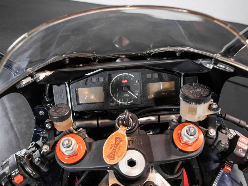 Image 22/32 of Aprilia RSV 1000 R (1999)