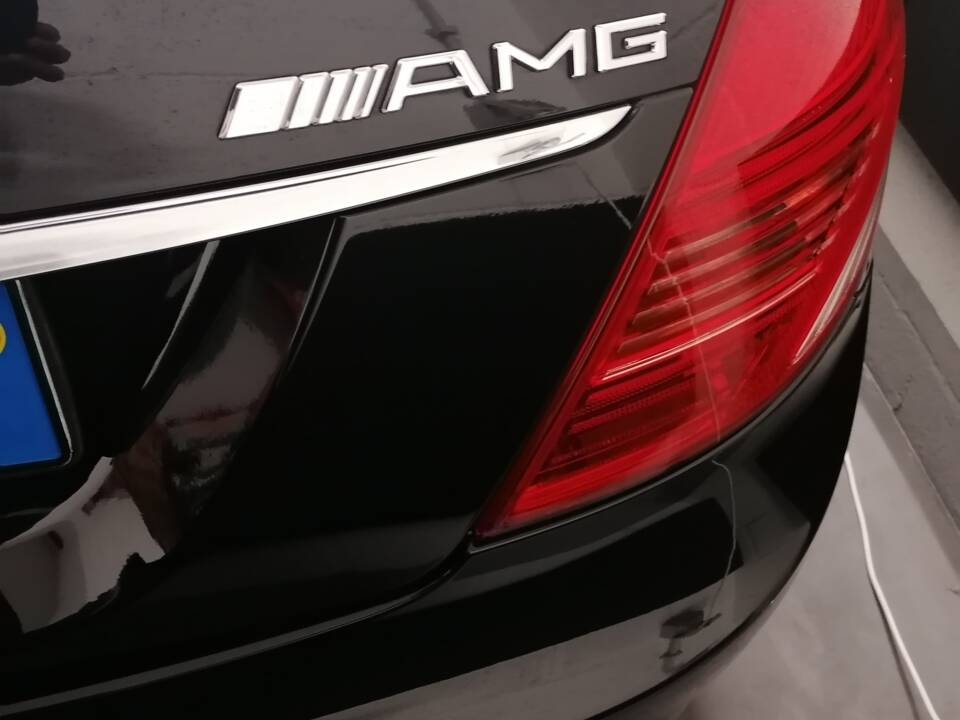 Image 16/26 of Mercedes-Benz CL 500 (2008)