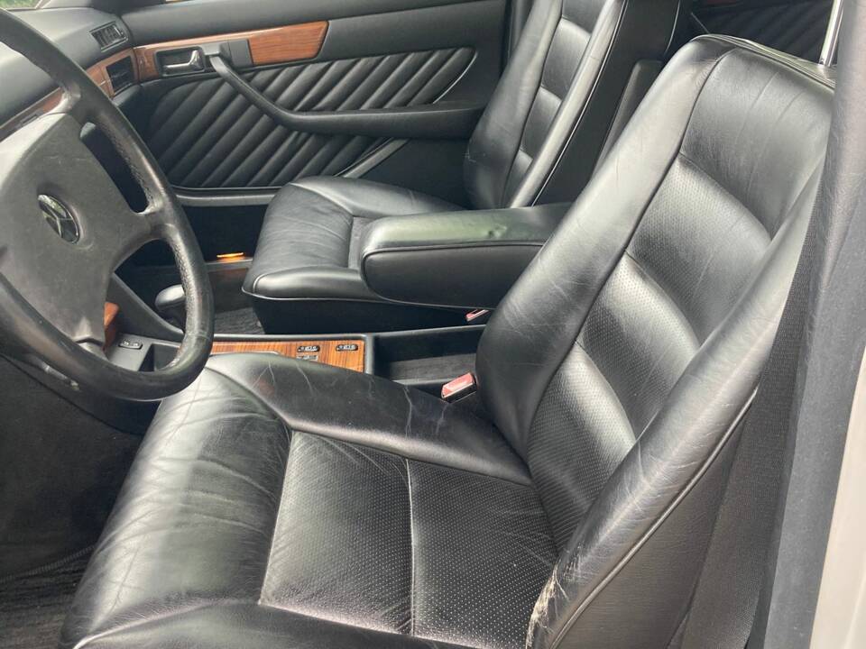Immagine 16/29 di Mercedes-Benz 300 SE (1990)