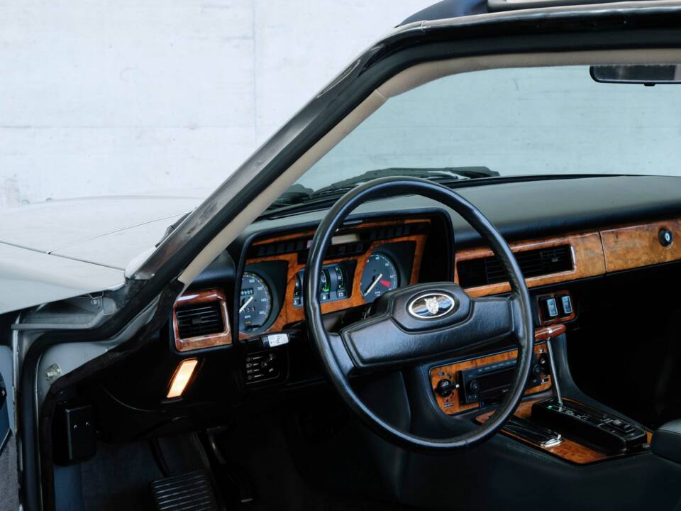 Image 14/47 of Jaguar XJ-SC 5.3 (1987)