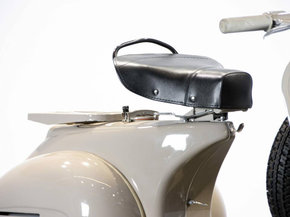 Image 29/50 de Piaggio Vespa 125 (1959)