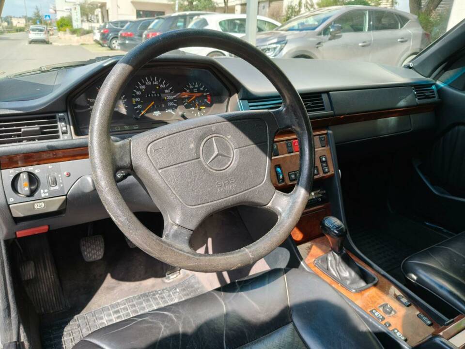 Bild 10/35 von Mercedes-Benz E 200 (1995)