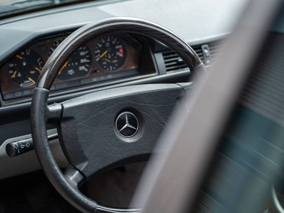 Image 23/66 of Mercedes-Benz 200 TE (1989)
