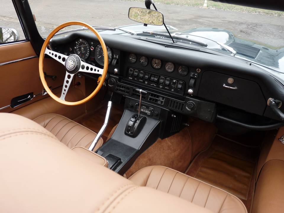 Image 11/28 of Jaguar E-Type V12 (1972)