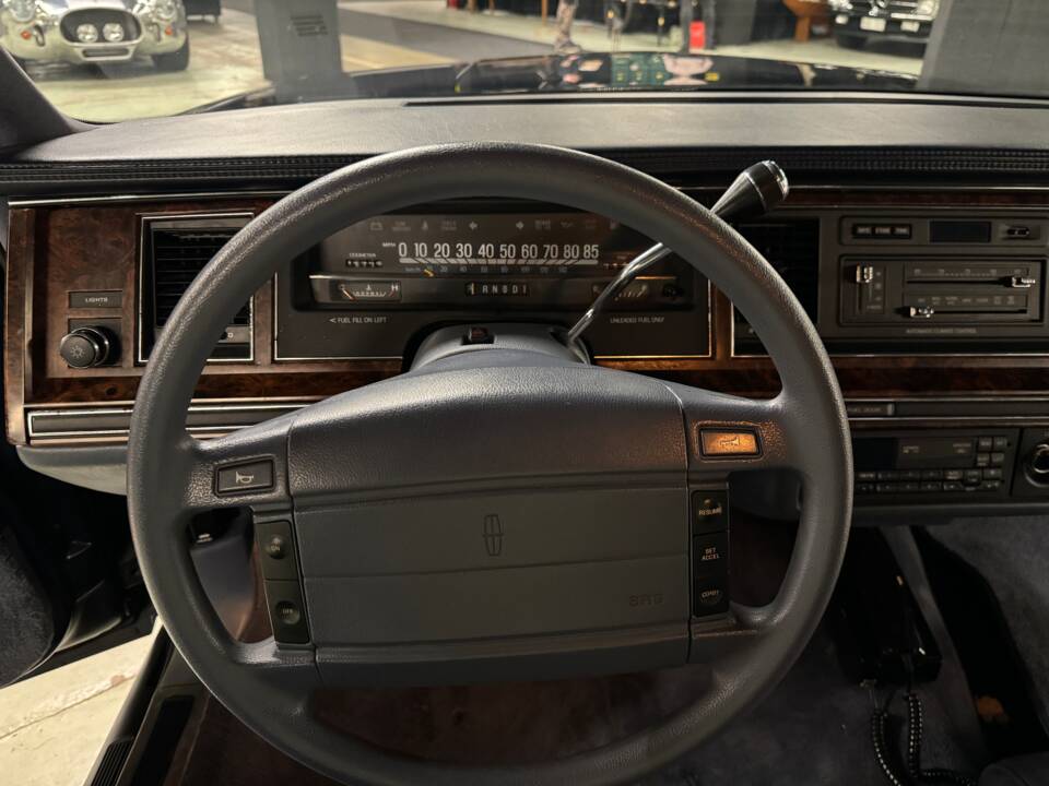 Immagine 24/30 di Lincoln Town Car (1992)