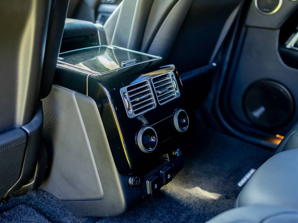 Image 43/49 of Land Rover Range Rover V8 Armoured (2022)