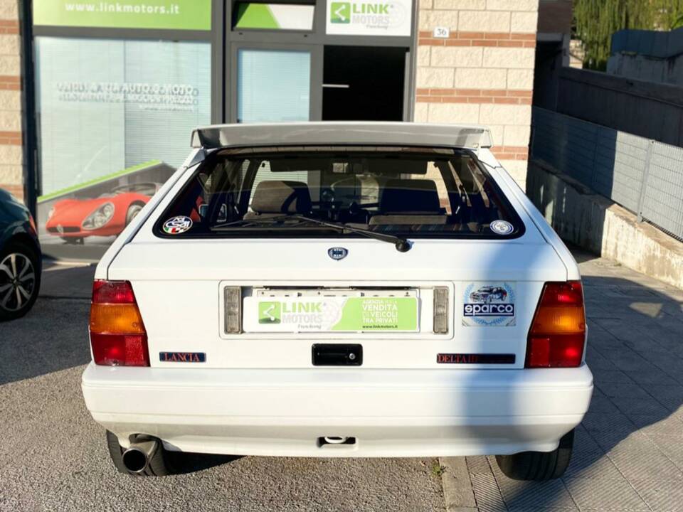 Image 5/10 de Lancia Delta HF Integrale (1990)