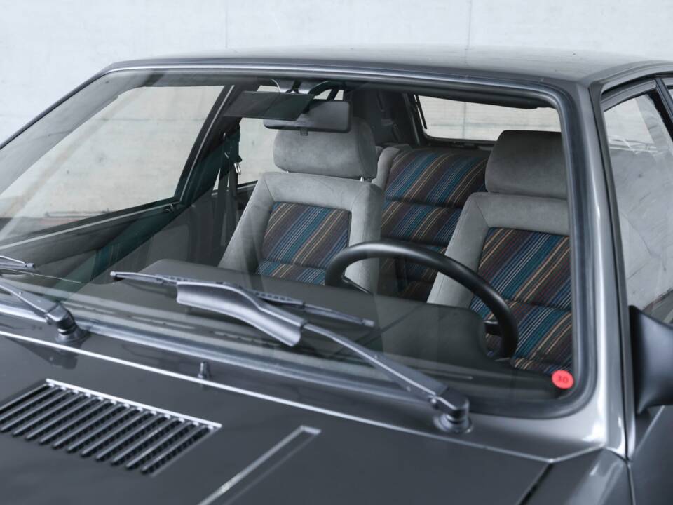 Image 35/50 of Lancia Delta HF Integrale (1988)