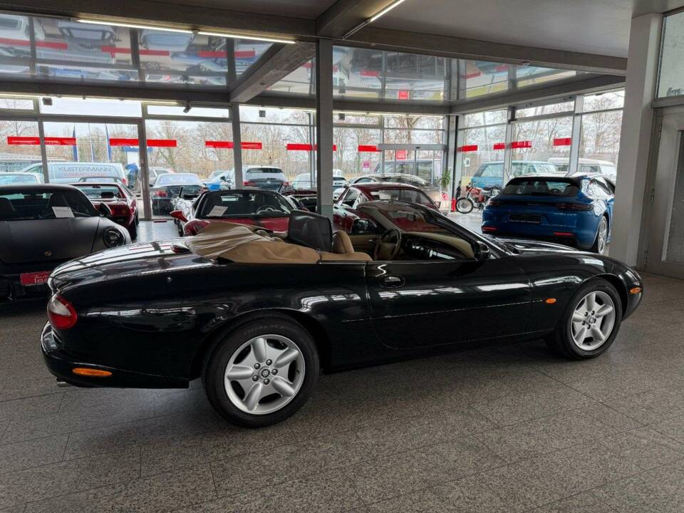 Image 33/34 of Jaguar XK8 4.0 (1997)