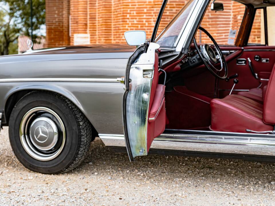 Image 44/86 of Mercedes-Benz 300 SE (1965)