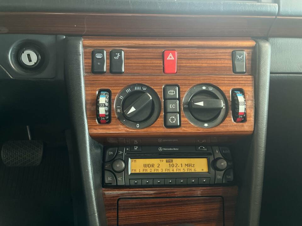 Bild 20/21 von Mercedes-Benz E 200 (1996)