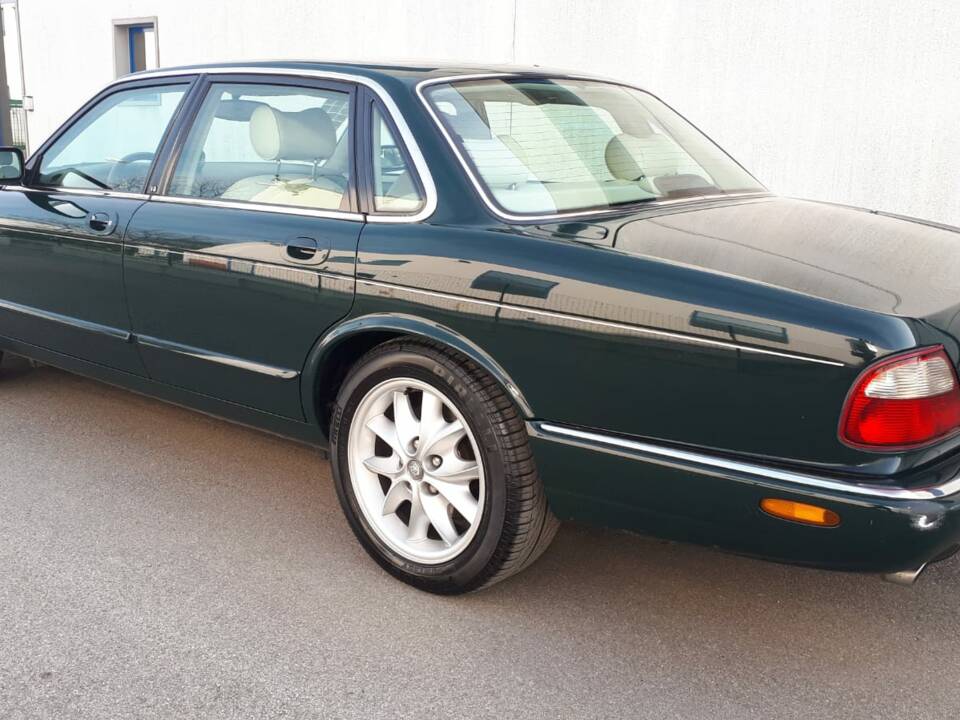 Image 2/11 of Jaguar XJ 8 4.0 Executive (1998)