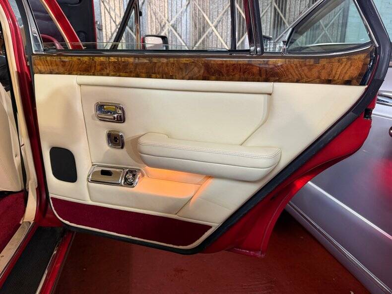 Image 31/50 of Bentley Turbo R (1988)