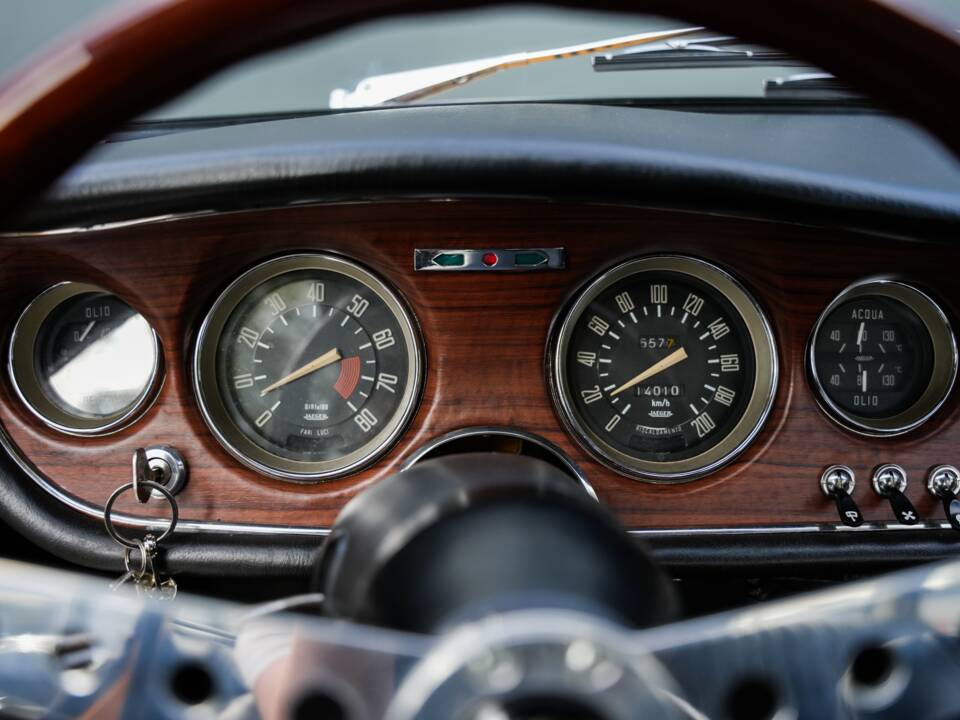 Image 24/38 of Alfa Romeo Giulia GT 1300 Junior (1968)