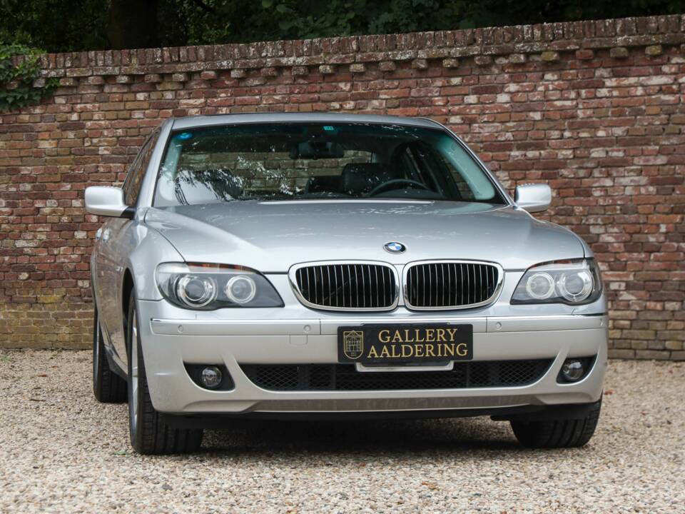 Immagine 48/50 di BMW 750i (2007)