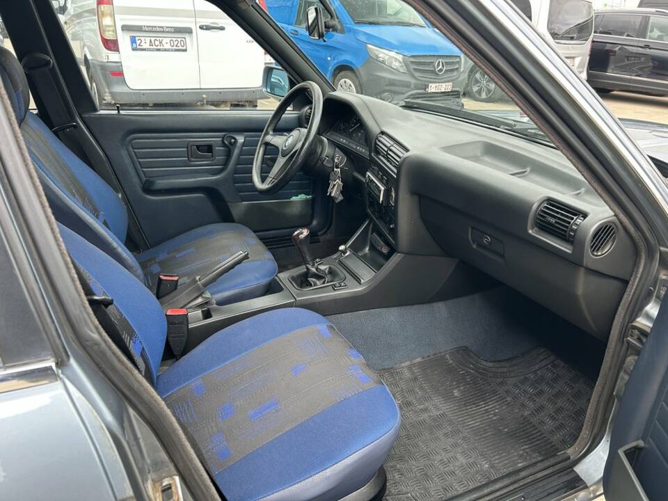 Image 8/8 of BMW 318i (1988)