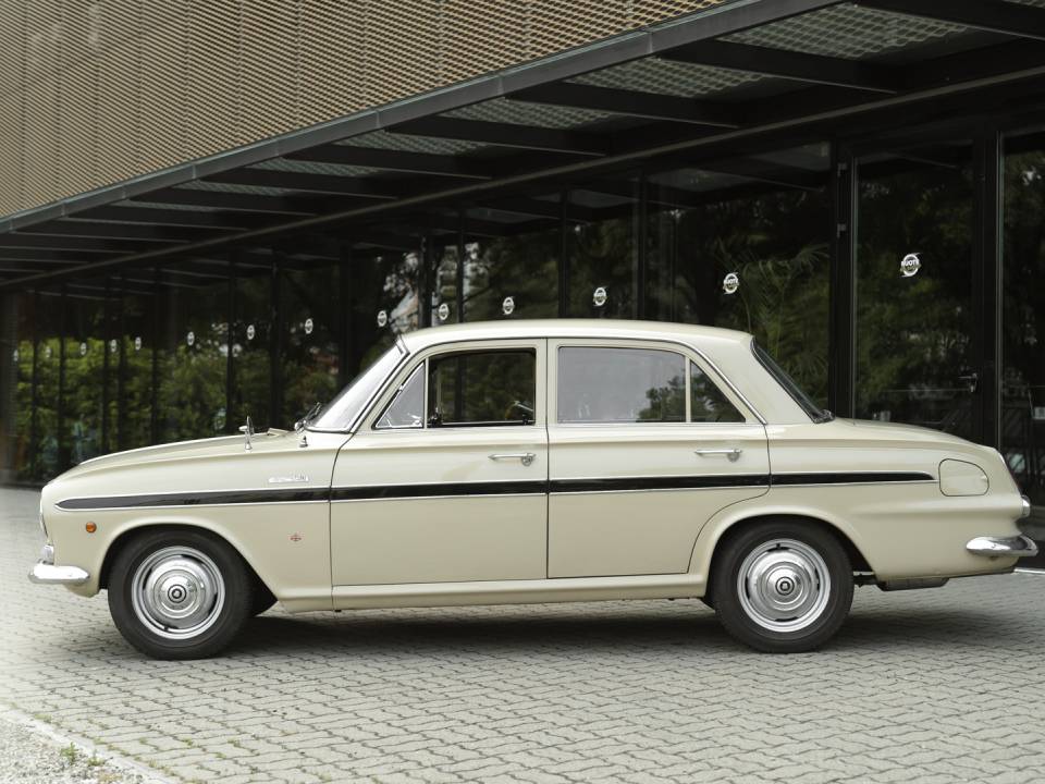 Image 3/37 of Vauxhall Victor (1964)