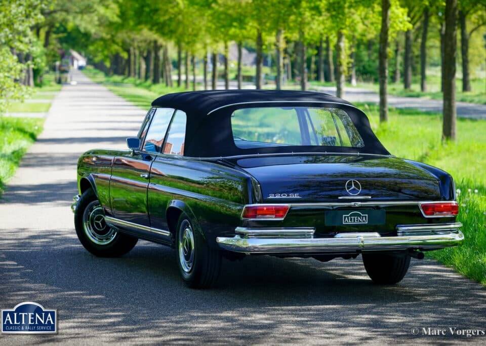Image 42/52 de Mercedes-Benz 220 SE b (1963)