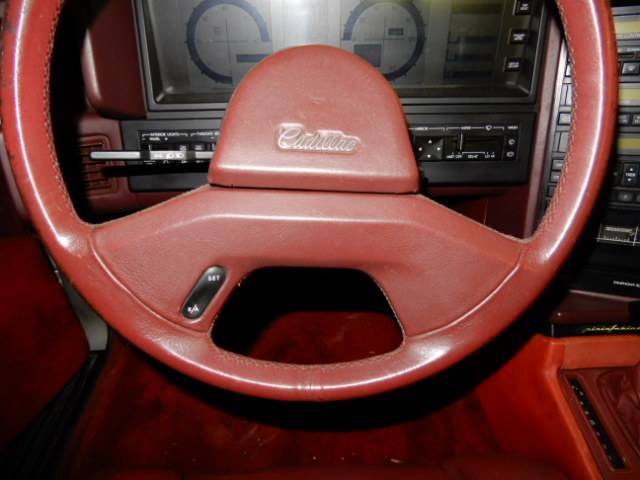 Image 14/24 of Cadillac Allanté (1987)